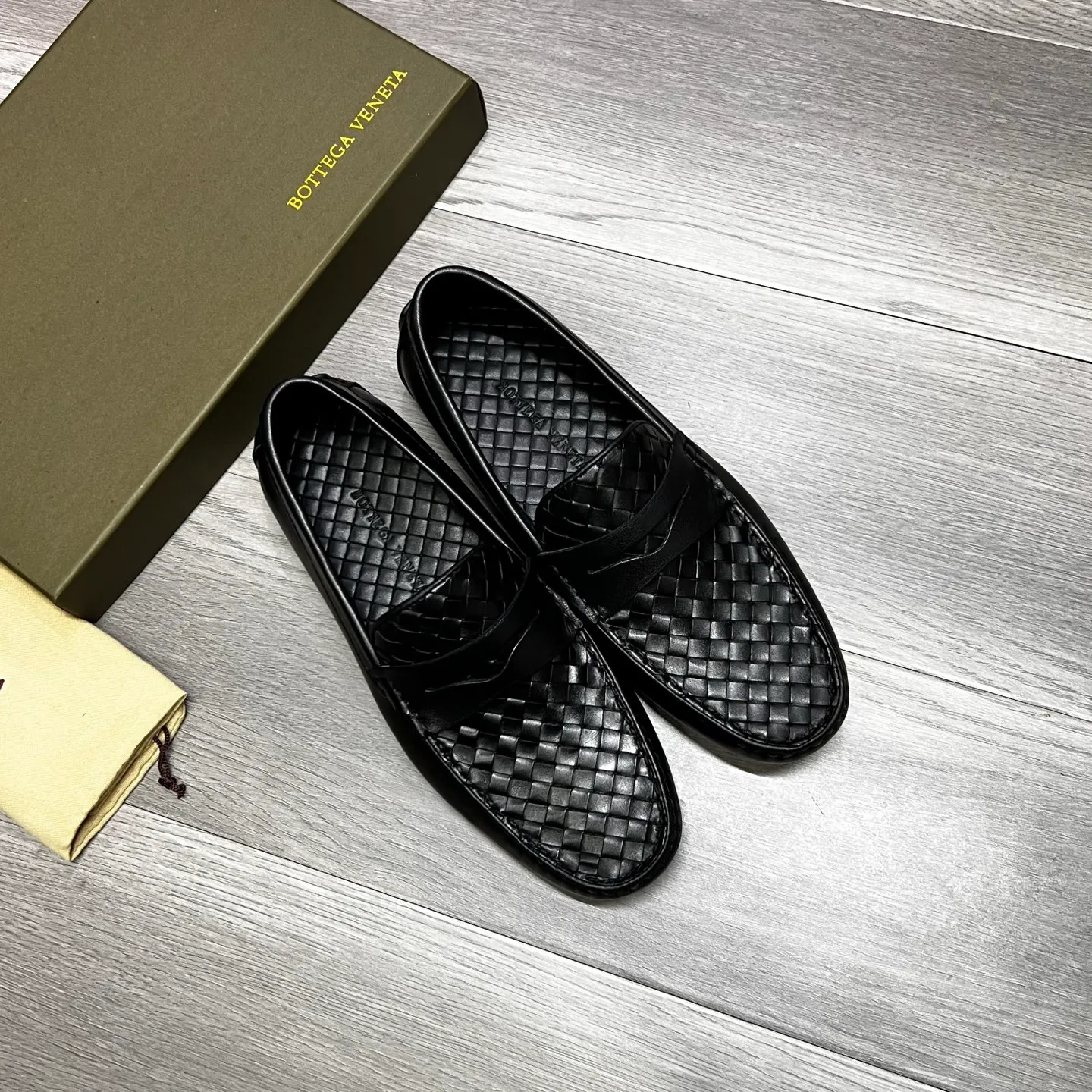 Factory price 480 BV〰️Purely handmade classic men's beanie shoes👉👉driving shoes, slip-on shoes, woven with cowhide imported from Italy, 💕water-dyed cowhide lining, 🔊original outsole, waterproof platform design, comfortable on the feet. A good choice for traveling and driving, two colors available, code number: 38-44, (45 can be customized)